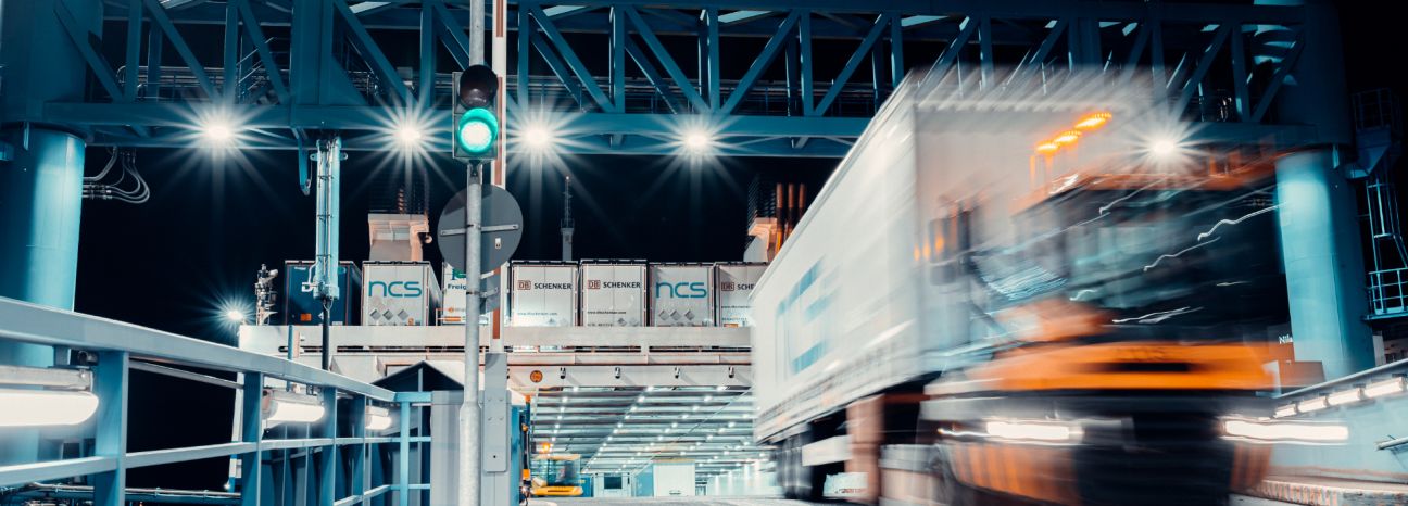 LKW verlässt bei Nacht Schiff über Anlegerrampe 2021_Schlottmann_Anleger Rampe