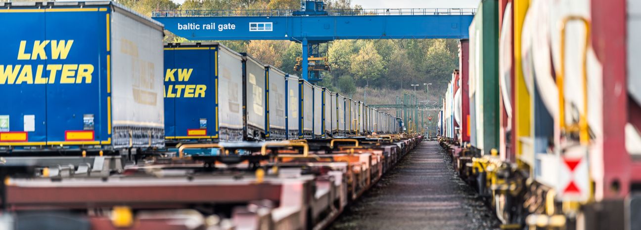 Container auf Zügen und LKW Container auf Zügen und LKW