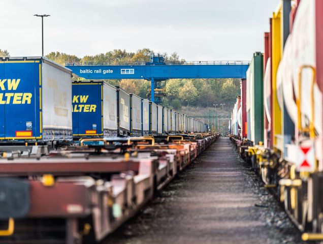 Container auf Zügen und LKW