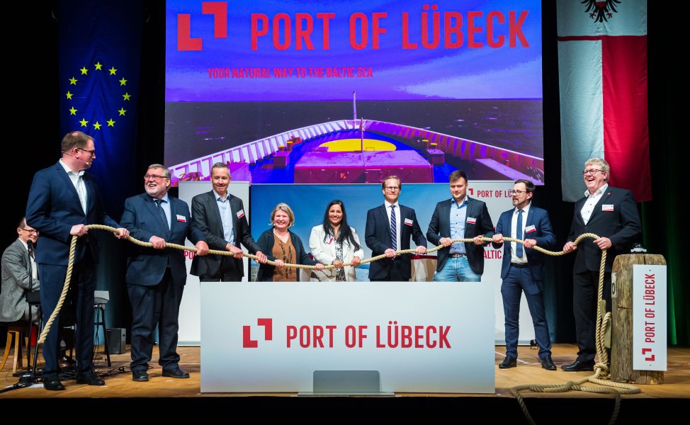 Hafenakteure halten Seil beim 1. Port of Lübeck Meeting Gruppenbild Hafenakteure